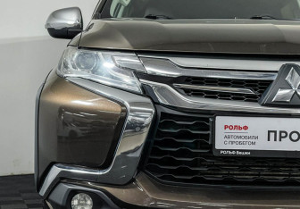 Подержанный автомобиль Mitsubishi Pajero Sport 2017 года (17 фото)