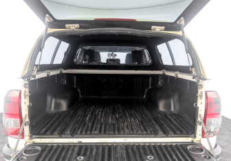 Подержанный автомобиль Toyota Hilux 2016 года (10 фото)