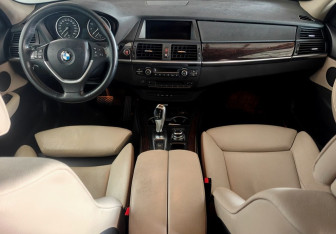 Подержанный автомобиль BMW X5 2012 года (11 фото)