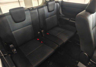 Подержанный автомобиль Toyota Voxy Minivan 2015 года (16 фото)