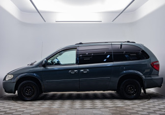 Подержанный автомобиль Chrysler Town & Country 2006 года (8 фото)