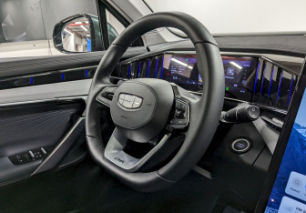 Подержанный автомобиль Geely Atlas 2024 года (24 фото)