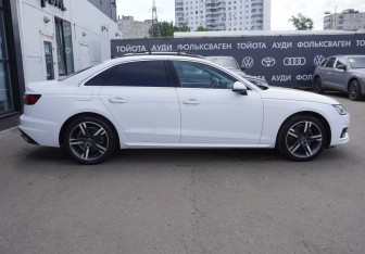 Подержанный автомобиль Audi A4 Sedan 2022 года (4 фото)