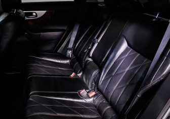 Подержанный автомобиль Infiniti QX70 2014 года (13 фото)