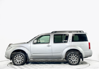 Подержанный автомобиль Nissan Pathfinder 2010 года (8 фото)