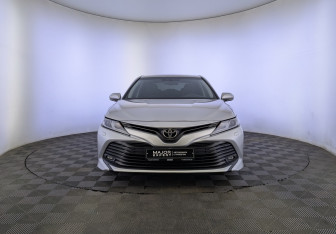 Подержанный автомобиль Toyota Camry Sedan 2019 года (2 фото)