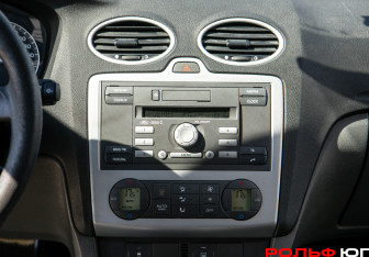 Подержанный автомобиль Ford Focus Hatchback 2006 года (11 фото)