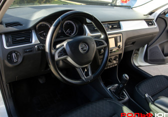 Подержанный автомобиль Skoda Rapid Liftback 2016 года (15 фото)