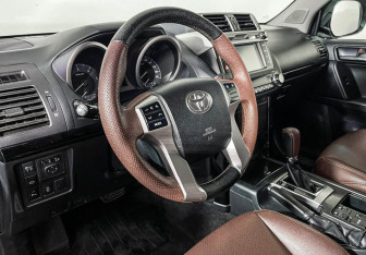 Подержанный автомобиль Toyota Land Cruiser Prado 2015 года (13 фото)