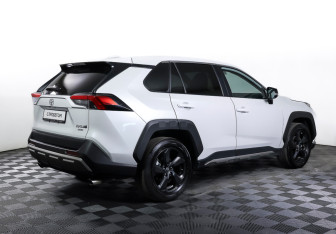 Подержанный автомобиль Toyota RAV4 2023 года (5 фото)