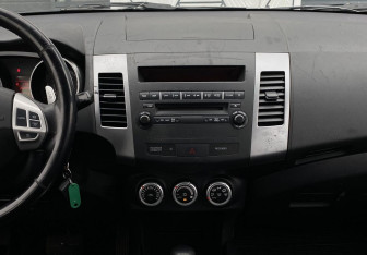 Подержанный автомобиль Peugeot 4007 2008 года (12 фото)