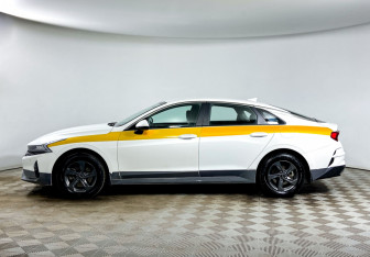 Подержанный автомобиль Kia K5 2021 года (8 фото)