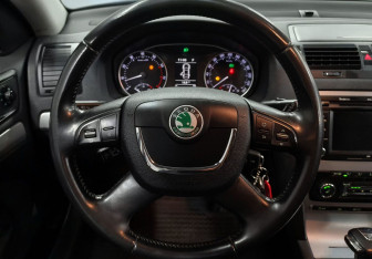 Подержанный автомобиль Skoda Octavia Liftback 2011 года (12 фото)