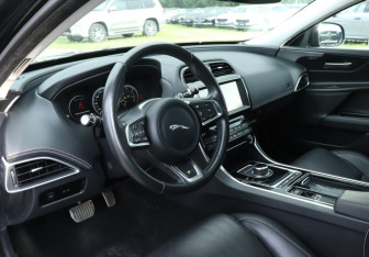 Подержанный автомобиль Jaguar XE 2018 года (13 фото)