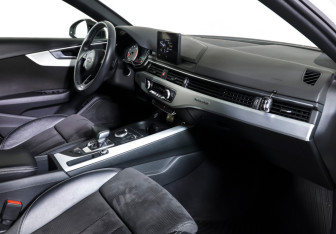 Подержанный автомобиль Audi A4 Sedan 2019 года (10 фото)