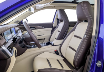 Подержанный автомобиль FAW Bestune T77 2022 года (20 фото)