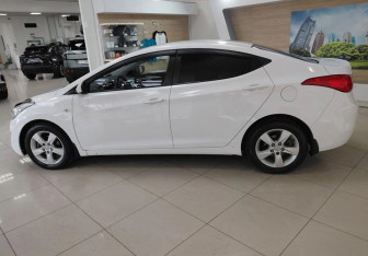 Подержанный автомобиль Hyundai Elantra Sedan 2013 года (8 фото)