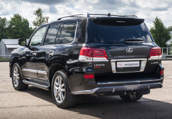 Подержанный автомобиль Lexus LX 2012 года (7 фото)