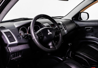 Подержанный автомобиль Mitsubishi Outlander 2010 года (12 фото)