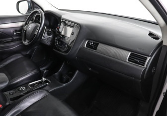 Подержанный автомобиль Mitsubishi Outlander 2013 года (10 фото)