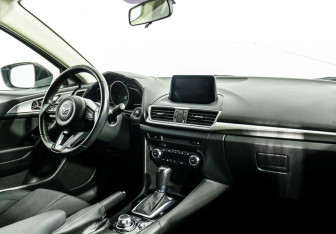 Подержанный автомобиль Mazda 3 Hatchback 2018 года (5 фото)