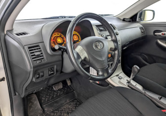 Подержанный автомобиль Toyota Corolla Sedan 2008 года (16 фото)
