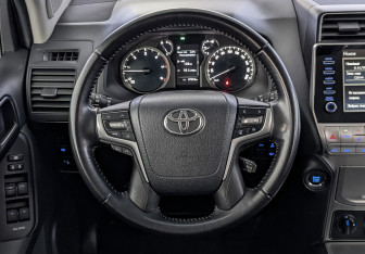 Подержанный автомобиль Toyota Land Cruiser Prado 2021 года (20 фото)