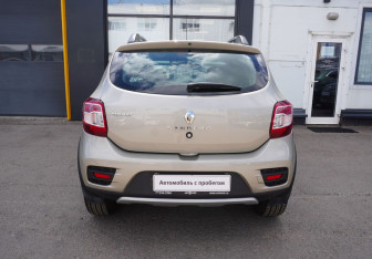 Подержанный автомобиль Renault Sandero 2016 года (6 фото)