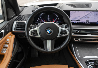 Подержанный автомобиль BMW X7 2024 года (10 фото)