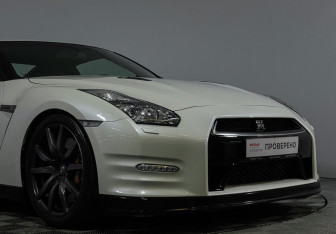 Подержанный автомобиль Nissan GT-R 2011 года (27 фото)