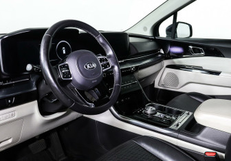 Подержанный автомобиль Kia Carnival 2021 года (10 фото)