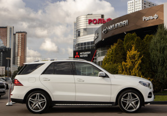 Подержанный автомобиль Mercedes-Benz GLE 2016 года (3 фото)