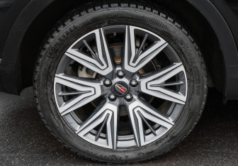 Подержанный автомобиль Hongqi HS5 2024 года (28 фото)