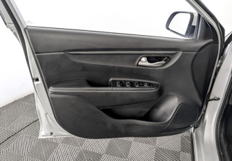 Подержанный автомобиль Kia Rio Hatchback 2021 года (19 фото)