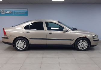 Подержанный автомобиль Volvo S60 2001 года (4 фото)