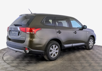Подержанный автомобиль Mitsubishi Outlander 2015 года (5 фото)