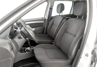 Подержанный автомобиль Nissan Terrano 2014 года (20 фото)