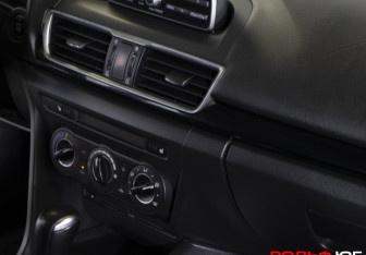 Подержанный автомобиль Mazda 3 Hatchback 2013 года (17 фото)