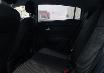 Подержанный автомобиль Kia Rio Hatchback 2019 года (8 фото)