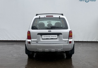 Подержанный автомобиль Ford Maverick 2005 года (6 фото)