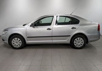 Подержанный автомобиль Skoda Fabia Hatchback 2010 года (8 фото)