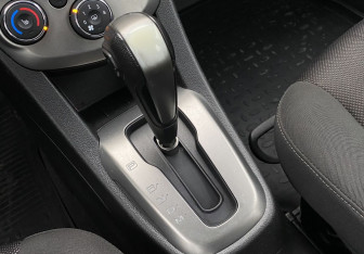 Подержанный автомобиль Chevrolet Aveo Hatchback 2014 года (19 фото)