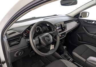 Подержанный автомобиль Skoda Rapid Liftback 2021 года (15 фото)