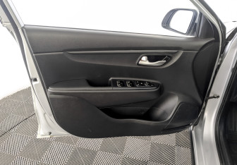 Подержанный автомобиль Kia Rio Hatchback 2021 года (19 фото)