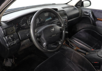 Подержанный автомобиль Opel Omega Sedan 1996 года (5 фото)