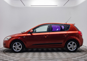 Подержанный автомобиль Kia Ceed Hatchback 2008 года (2 фото)