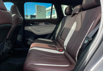 Подержанный автомобиль Geely Monjaro 2023 года (10 фото)