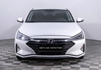 Подержанный автомобиль Hyundai Elantra Sedan 2019 года (2 фото)