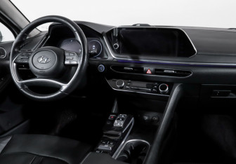 Подержанный автомобиль Hyundai Sonata 2021 года (12 фото)