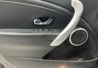 Подержанный автомобиль Renault Fluence 2012 года (13 фото)